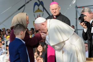 Gest UIMITOR făcut de Papa Francisc, în România: A sărută mâna unei mame românce care a crescut 11 copii. „Unii s-au întors de peste hotare pentru a fi aici”