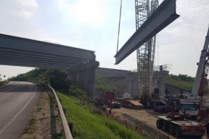 FOTO: Grinzi montate cu succes pe şantierul A3, lotul Cheţani – Câmpia Turzii