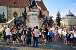 Marş al solidarităţii interetnice la Cluj-Napoca. Sute de persoane au manifestat împotriva  evenimentelor din Valea Uzului