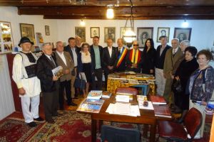 FOTO: Un moţ a deschis o bibliotecă în propria gospodărie, într-o localitate din inima Munţilor Apuseni