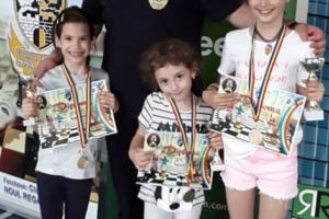 Patru mici „prinţese” din Argeş, campioane la şah