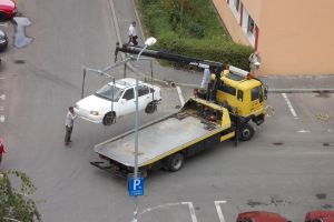 O singură firmă pentru ridicarea maşinilor abandonate şi a celor parcate neregulamentar
