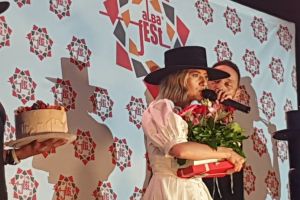 FOTO/ VIDEO: Lidia Buble sărbătorită de mii de oameni, de ziua ei, în Piaţa Cetăţii din Alba Iulia. Ce surpriză i-au pregătit organizatorii Alba Fest