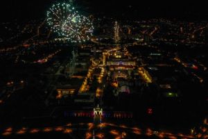 FOTO/ VIDEO: Spectacol grandios de artificii la Alba Fest. Mii de oameni au admirat show-ul pirotehnic ”Hot Summer”, din Piaţa Cetăţii