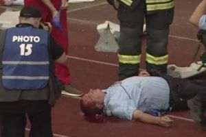 Incidente grave la un meci capital din fotbalul românesc. Suporterii au intrat pe teren, un jandarm s-a prăbuşit într-o baltă de sânge