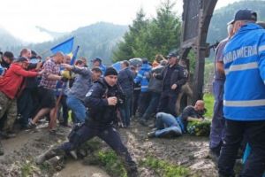 Conflictul de la Valea Uzului nu s-a încheiat. UDMR nu vrea preluarea cimitirului de către Armată