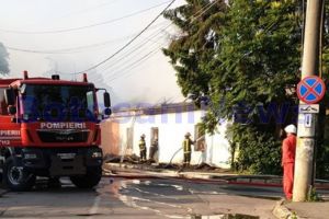 FOTO Incendiu în Botoşani! O casă a fost cuprinsă de flăcări. Pompierii au intervenit cu patru echipaje