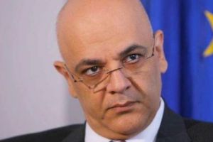 Raed Arafat supărat pe fetele care promovează ţigări încălzite