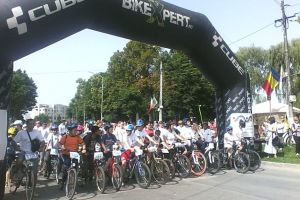 Peste 1.000 de oameni au pedalat pentru 14 cauze, la Bikeathon Ţara Făgăraşului