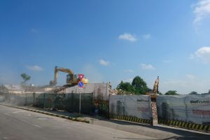 VIDEO Una dintre cele mai mari clădiri de birouri din Botoşani a fost demolată. În locul ei se va ridica un hipermarket