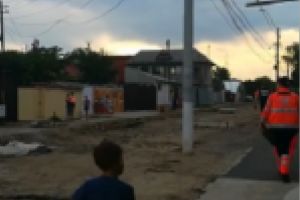 Video! Braila, mai rau ca un sat de pe varful muntelui! Pacient transportat pe brate, 500 metri, deoarece ambulanta nu a putut intra pe strada, din cauza noroiului