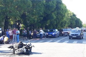 ACCIDENT GRAV! Un motociclist a fost LOVIT de o maşină. În ce stare se află VICTIMA