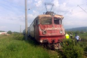 Accident feroviar la Căiuţi: un tren a deraiat după ce a lovit un camion