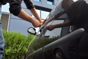 Spărgători auto prinşi în flagrant de un sibian – Doi dintre hoţi sunt copii