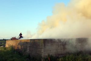 Aer poluat în Sântandrei şi Rontău: Gropile de gunoi au luat foc, tone de deşeuri au ars sub cerul liber (FOTO)