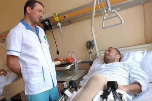 Lasă cârja şi umblă! Un bolnav scapă de cârje în timp record, printr-o operaţie revoluţionară în premieră pentru vestul ţării, la Oradea! (FOTO / VIDEO)