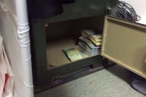 FOTO Bărbat dat în urmărire după ce a spart seiful unei primării din Botoşani