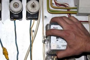 Bărbat de 63 de ani, din comuna Șibot, cercetat pentru furt de energie electrică. S-a branşat ilegal la reţea