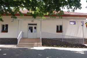 Satul izolat din judeţul Alba spre care se trece Mureşul cu brudina, are şcoală modernă, complet reabilitată