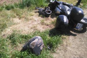 ACCIDENT la Tăuţ: Un tânăr a pierdut controlul asupra motocicletei şi s-a răsturnat în şanţul din partea stângă a carosabilului