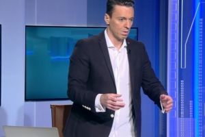 Ceva mai tare nu există! Mircea Badea îl imită pe Iohannis dansând pe o melodie nemţească!