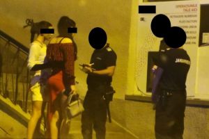 VIDEO FOTO Travestiţi snopiţi în bătaie într-un club de manele din Sibiu