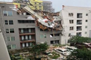 SUA: Un mort si sase raniti dupa ce o macara s-a prabusit peste o cladire de locuinte in Dallas