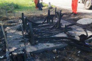 Vandali. Parcare pe un drum naţional arsă din temelii