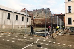 Două terenuri de baschet de la Colegiul Emanuil Gojdu au intrat în reabilitare