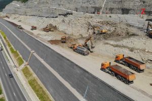 Video| Autostrada A1 Lugoj-Deva: Cât a mai rămas de ridicat din “MARELE ZID CHINEZESC” de gabioane din “Dealul Liliecilor”