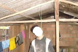 A URCAT în podul casei şi s-a SPÂNZURAT!