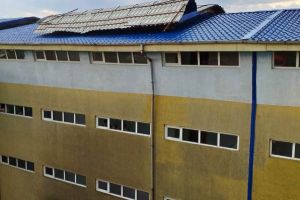 FOTO-ULTIMĂ ORĂ: Vijelia din Focşani a smuls un acoperiş în cartieul ANL din SUD