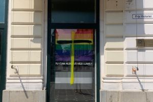Cruce desenată pe geamul galeriei care găzduieşte o expoziţie LGBT, la Timişoara
