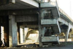 Pod construit după inundaţiile din 1970 intră în primele reparaţii  capitale. Este singurul care face legătura între un cartier şi oraş