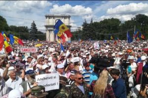 În Republica Moldova a trecut la faza mitingurilor de susţinere. Moldova are două guverne, unul ilegitim, condus de Maia Sandu