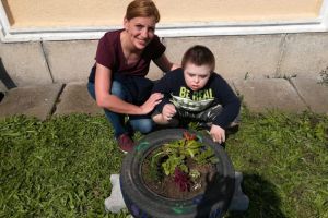 FOTO: O zi în lumea florilor, la  Centrul Școlar de Educaţie Incluzivă nr.3 Reghin