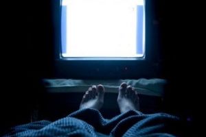 Somnul cu televizorul aprins. Acest obicei poate afecta grav sănătatea