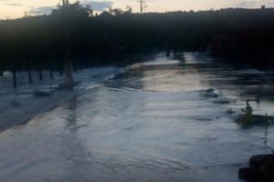 Zeci de gospodării INUNDATE! Drumul spre Dezna şi Moneasa, sub ape (GALERIE FOTO)