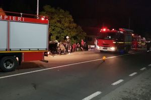Doi răniţi după ce o maşină a intrat într-un cap de pod pe DN 17 la Șieu Măgheruş
