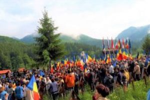 ZIUA EROILOR, LA VALEA UZULUI:   „ Am venit să-i cinstim pe aceia care au luptat în aceste locuri pentru noi, s-au jertfit pentru ca noi astăzi să avem o ţară, să avem un neam, să avem o limbă, să avem credinţă, să fim liberi!”