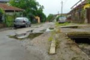 Ca-n Evul Mediu! Canalizări înfundate şi focare de infecţie pe străzile Lugojului