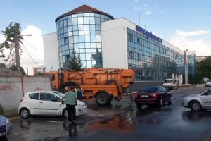 „Spălătorie auto” la poarta Companiei Apa