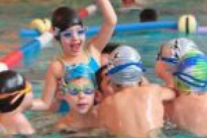 Sănătate prin înot pentru copiii centrelor de zi din Reşiţa