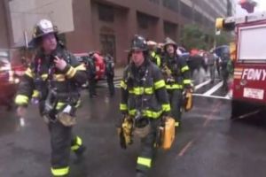 Tragedie. Un elicopter s-a prăbuşit în centrul Manhattan-ului pe o clădire care a luat foc. Pilotul a murit