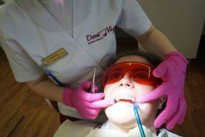 Dinţi drepţi şi un zâmbet de vedetă se obţin la DentVisage