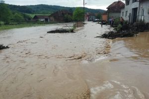 Rupere de nori în Bihor. Echipaje de pompieri şi ale ABA Crişuri au ieşit în teren (FOTO)