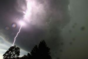 Informare meteo de vremea rea: 32 de judeţe sub cod galben de ploi torenţiale şi vijelii