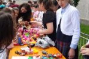 FOTO. Elevii reşiţeni şi-au vândut jucăriile pentru a ajuta o fetiţă bolnavă
