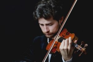 Recital de vioară inedit la Cincşor – Artiştii concertează în întuneric
