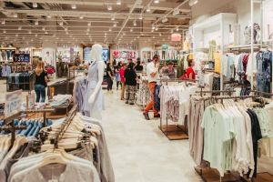 Ținute casual în tendinţe, în oferta brandului internaţional Colin`s, inaugurat în Iulius ...